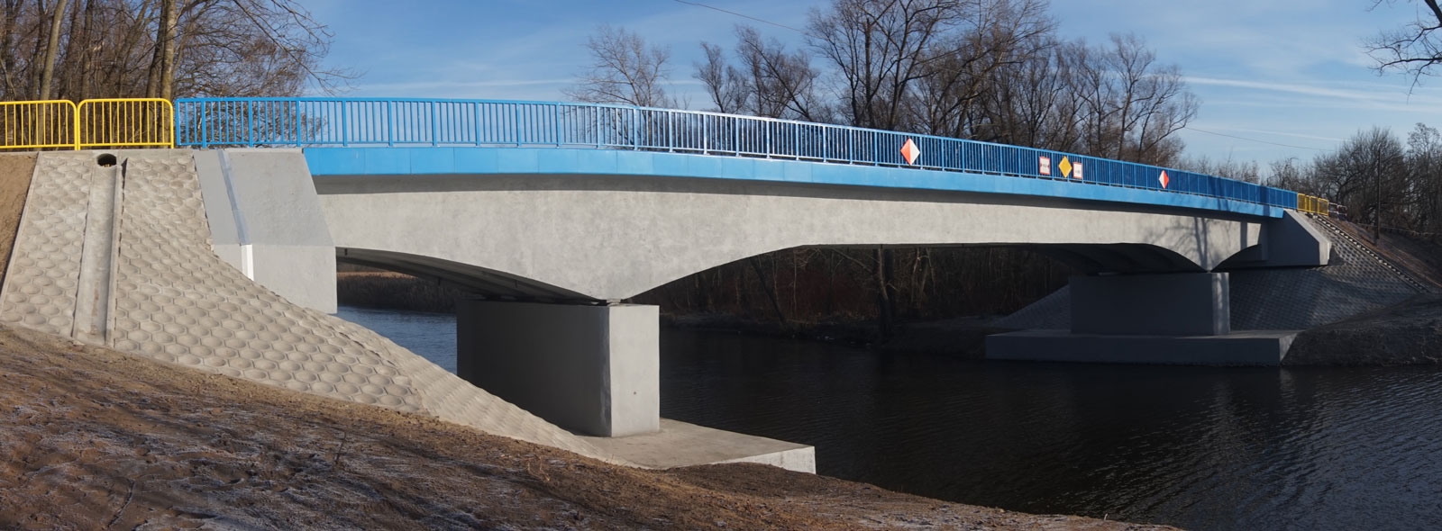 Die Brücke in der Skulsk-Gemeinde